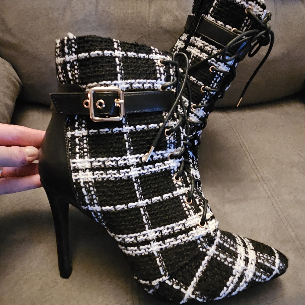 EVERYTHING MUST GO! / ShoeDazzle Black & White Bootie / Sz 9 / Lace-Up 4" Heel